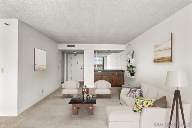 1820 Avenida Del Mundo, Coronado CA: https://media.crmls.org/mediaz/2fb79b06-bc72-48d2-b7d1-df2ce0327db1.jpg