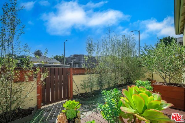 323 Venice Way photo 5