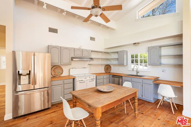 2457 Liberty Lane, Topanga CA: https://media.crmls.org/mediaz/2fba85c2-608c-4446-948c-33f2dc897e76.jpg