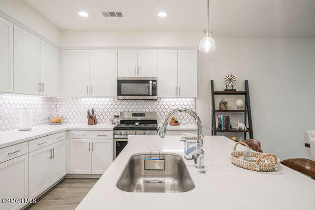 110 Red Brick Drive, Simi Valley CA: https://media.crmls.org/mediaz/2fbac17e-7a94-491a-9abc-905517eade9b.jpg