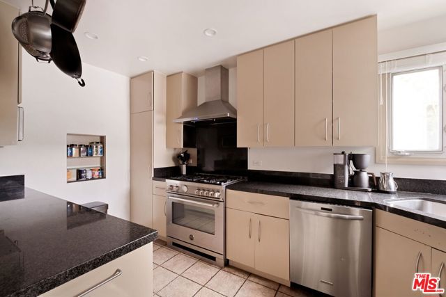 2913 Dell Avenue, Venice CA: https://media.crmls.org/mediaz/2fbb1eef-2044-440a-9e44-05f17fc8fb65.jpg
