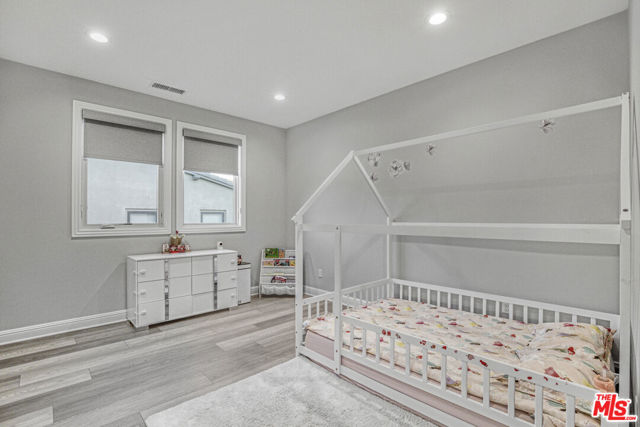 20254 Liverpool Way, Porter Ranch CA: https://media.crmls.org/mediaz/2fbb4be5-15ac-45c6-a7d7-50f2be5b18ef.jpg