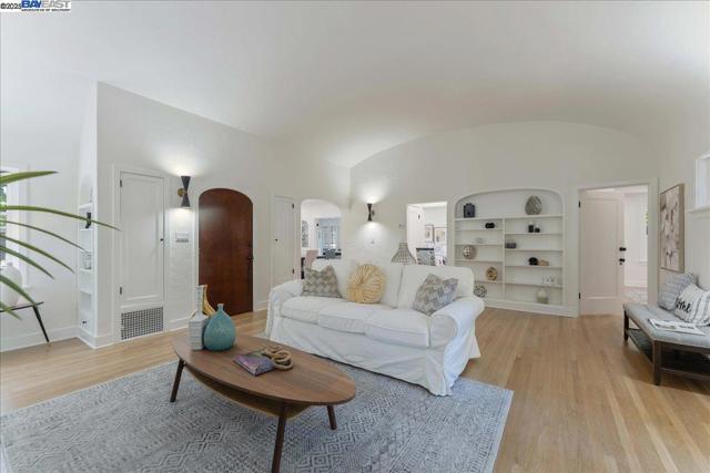 405 Kingsley Ave, Palo Alto CA: https://media.crmls.org/mediaz/2fbb9594-1e24-4c87-ad5b-3bb72682d686.jpg