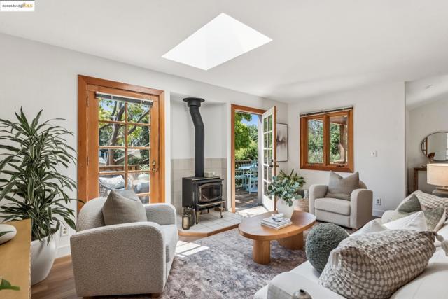 3176 Jordan Rd, Oakland CA: https://media.crmls.org/mediaz/2fbbb7a6-3aad-4c10-9b5c-2744e1a1192c.jpg