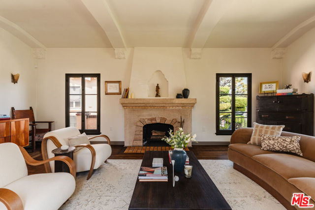 3975 Sutro Avenue, Los Angeles CA: https://media.crmls.org/mediaz/2fbd0fc4-7b4c-4bbc-b90e-9d7b480ae569.jpg