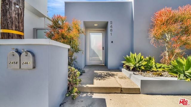 2461 Crest View Drive, Los Angeles CA: https://media.crmls.org/mediaz/2fbde756-c1a9-4570-b281-32b72b95258a.jpg