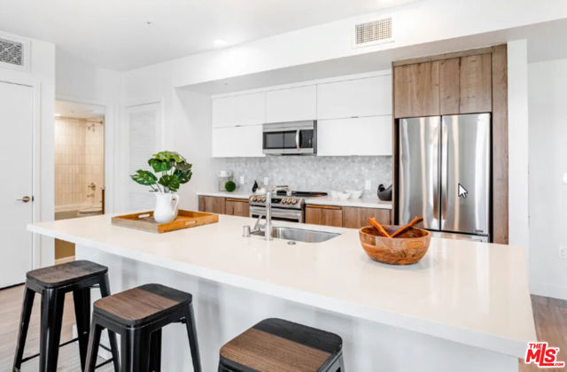 800 S Harvard Boulevard, Los Angeles CA: https://media.crmls.org/mediaz/2fbe983b-914b-40a5-95a6-6370fb41346e.jpg