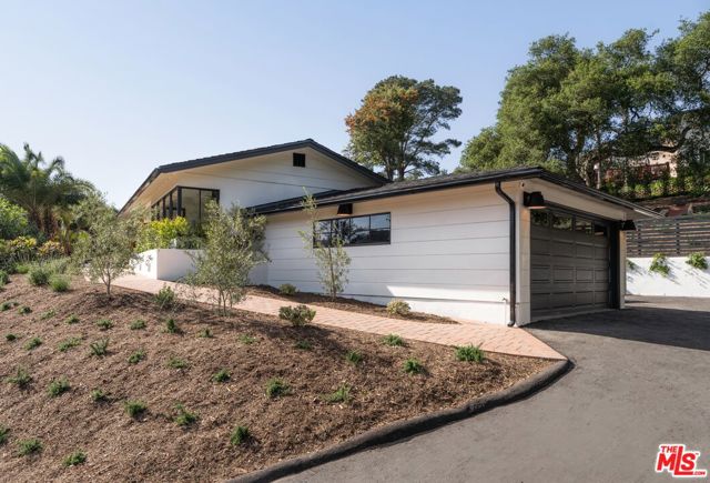 1060 Monte Drive, Santa Barbara CA: https://media.crmls.org/mediaz/2fbeee76-c266-4434-8e8f-fcbf106f56da.jpg