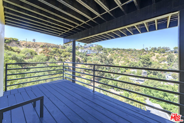8581 Cole Crest Drive, Los Angeles CA: https://media.crmls.org/mediaz/2fc009c1-3c22-49fa-93c5-b6dfb9883ea9.jpg