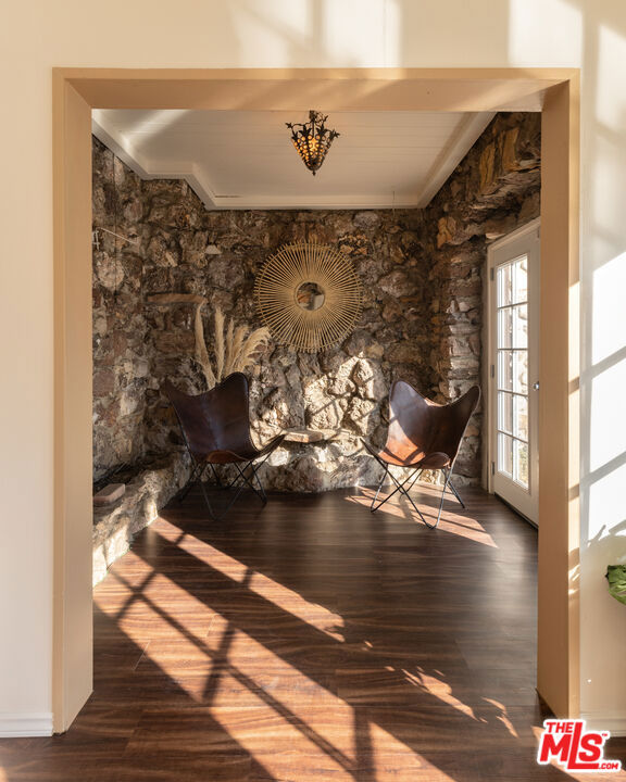 2136 Benedict Canyon Drive, Beverly Hills CA: https://media.crmls.org/mediaz/2fc0bac7-6e95-4ffb-a026-d5b975163995.jpg