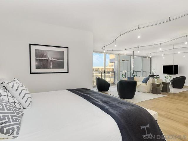 1720 Avenida del Mundo, Coronado CA: https://media.crmls.org/mediaz/2fc193e5-619a-47c2-8a1a-fd3ed3f57d7f.jpg