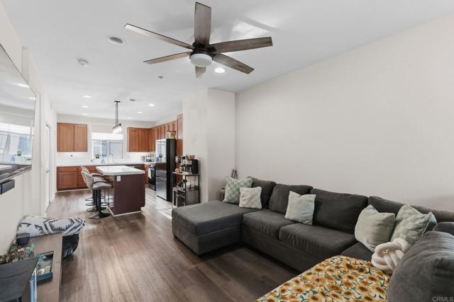 Detail Gallery Image 4 of 31 For 1603 Yellow Pine Pl, Chula Vista,  CA 91915 - 3 Beds | 3/1 Baths