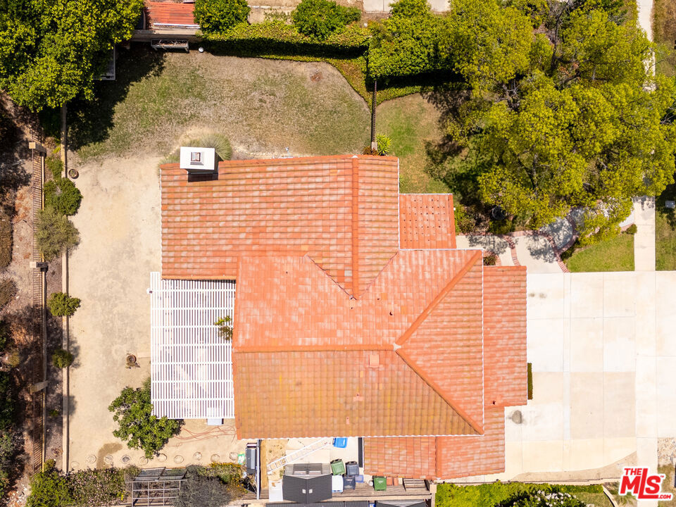 https://media.crmls.org/mediaz/2fc32613-67ca-438b-896e-cdfb801476d6.jpg?preset=X-Large