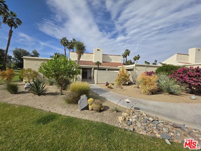 34725 Mission Hills Drive, Rancho Mirage CA: https://media.crmls.org/mediaz/2fc327fd-2897-4d41-8a2c-7979a15c7071.jpg