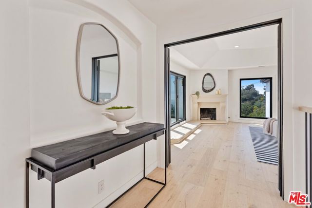 1648 Summitridge, Beverly Hills CA: https://media.crmls.org/mediaz/2fc38445-ba11-48c9-9d01-bc0f2f0148fc.jpg