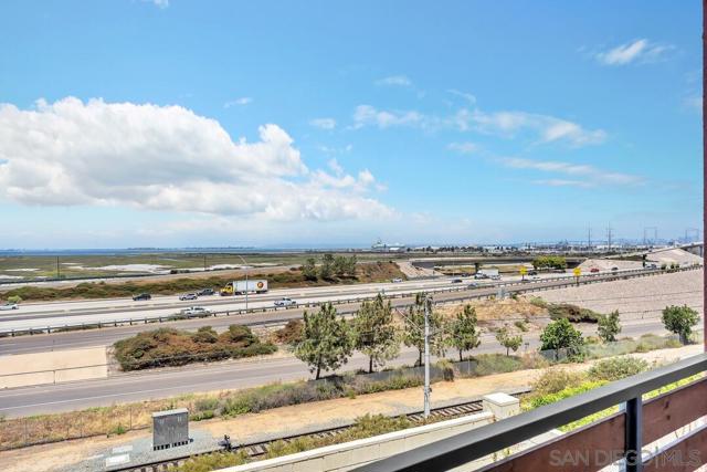 722 Anchor Ct, Chula Vista CA: https://media.crmls.org/mediaz/2fc391c6-3f02-40cc-8d26-42ee053f6c16.jpg