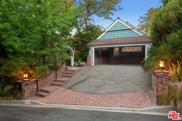 15401 Mulholland Drive, Los Angeles CA: https://media.crmls.org/mediaz/2fc3c90b-911b-4b4d-9675-1d74a44f2c0f.jpg