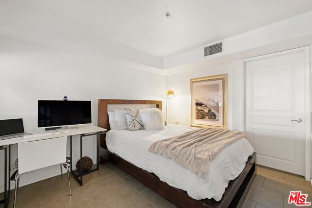 7320 Hawthorn Avenue, Los Angeles CA: https://media.crmls.org/mediaz/2fc3fa78-94a1-4291-ab9d-d5c53fe1e121.jpg