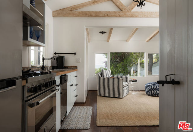 15 Loma Media Road, Santa Barbara CA: https://media.crmls.org/mediaz/2fc42c8c-1358-4b5c-a132-e9e1f0d90647.jpg