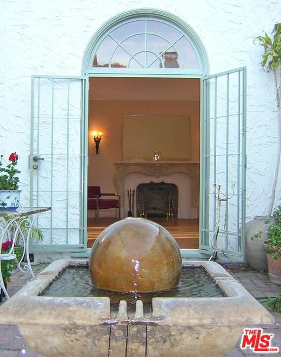 914 S Burnside Avenue, Los Angeles CA: https://media.crmls.org/mediaz/2fc444c8-f8e1-4477-b41c-d66e174e1d57.jpg