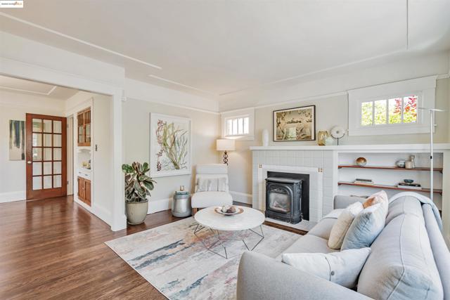 906 Carmel Ave, Albany CA: https://media.crmls.org/mediaz/2fc516f0-f4ea-49dd-835d-5494caf6fbe2.jpg