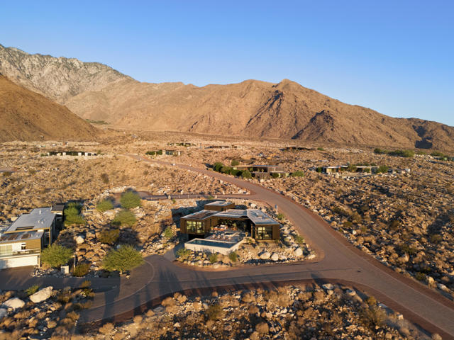 2085 Desert Flower Court, Palm Springs CA: https://media.crmls.org/mediaz/2fc5de35-113e-43b5-8641-648538dd0f34.jpg