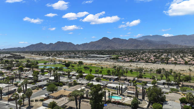 42570 Stephani Circle, Palm Desert CA: https://media.crmls.org/mediaz/2fc5ebec-d734-4d8b-a713-180136f9005b.jpg