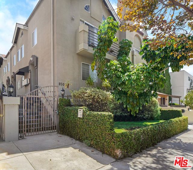 850 N Poinsettia Place, Los Angeles CA: https://media.crmls.org/mediaz/2fc5f126-c0ab-49af-8234-8d07c6b03037.jpg