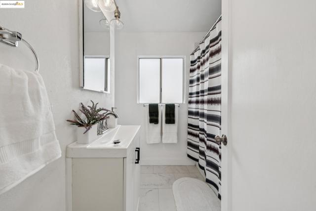 2640 77th Ave, Oakland CA: https://media.crmls.org/mediaz/2fc62ddf-d55c-4496-a4f3-c69b189291ed.jpg