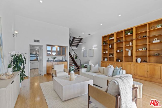 3950 Via Dolce, Marina del Rey CA: https://media.crmls.org/mediaz/2fc635b9-fb08-4b2c-87a3-c3402b429236.jpg
