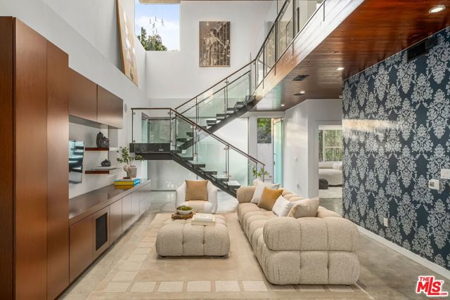 714 California Avenue, Venice CA: https://media.crmls.org/mediaz/2fc6422e-8e2c-4489-827a-0dc5f394eead.jpg