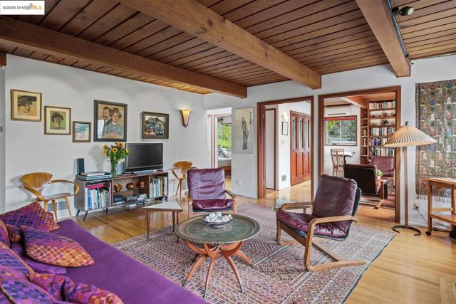 199 Fairlawn Dr, Berkeley CA: https://media.crmls.org/mediaz/2fc6734c-cd45-4783-a601-b00bafcf4bb0.jpg