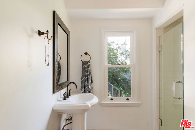 3744 Clayton Avenue, Los Angeles CA: https://media.crmls.org/mediaz/2fc82c8b-40a7-4684-92f4-67775e5dd8aa.jpg