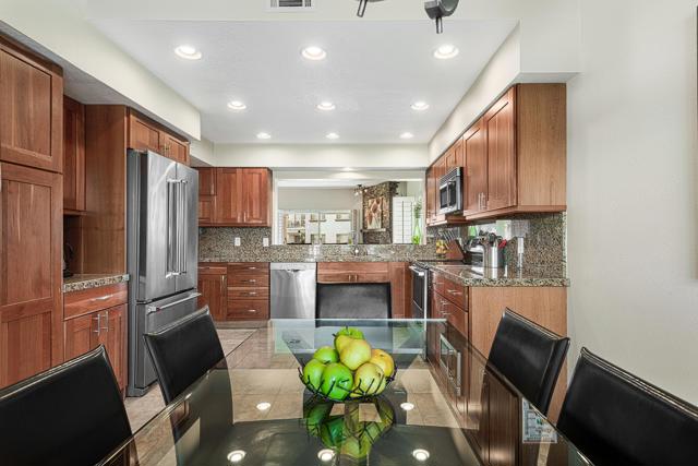 618 Vista Lago N Circle, Palm Desert CA: https://media.crmls.org/mediaz/2fc8a9e0-f467-4209-a2bf-1dd54299f2fc.jpg