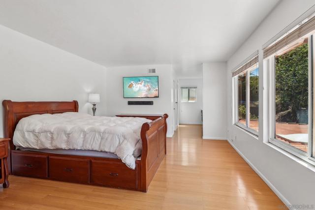 712 Paseo Del Rey, Chula Vista CA: https://media.crmls.org/mediaz/2fc8b3f0-6f7d-4129-9285-46345d987a0e.jpg