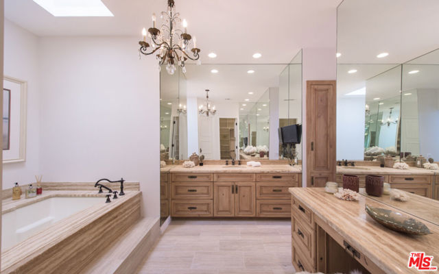 10108 Empyrean Way, Los Angeles CA: https://media.crmls.org/mediaz/2fc8d9f9-b03b-47ed-aab3-636b7de58c0d.jpg