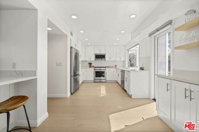 13082 Mindanao Way, Marina del Rey CA: https://media.crmls.org/mediaz/2fc94dcd-4e5a-4662-8f32-3186ff9bbd7a.jpg