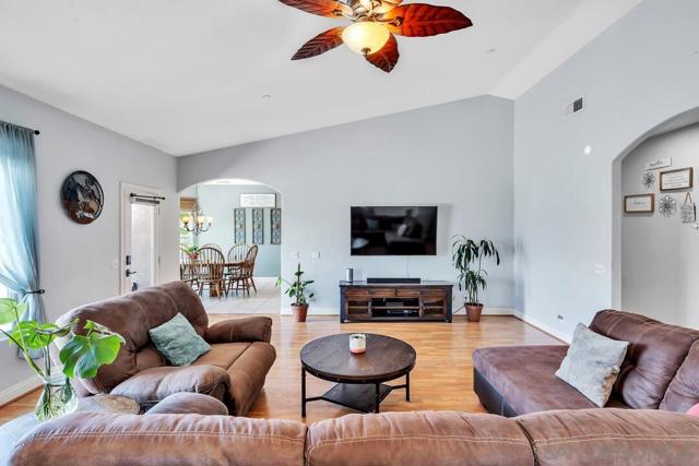 22318 Casa De Carol, Ramona CA: https://media.crmls.org/mediaz/2fc9a681-e61b-4712-adbe-9591c1eeea45.jpg