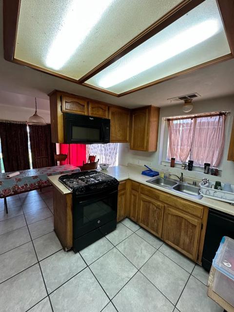 125 N Martin Street, Porterville CA: https://media.crmls.org/mediaz/2fca448d-0f1c-4b2c-ab0c-70d3c0fac2cf.jpg