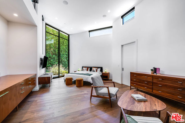 1010 N Rexford Drive, Beverly Hills CA: https://media.crmls.org/mediaz/2fcae1be-743f-4bb9-9cf8-de6620ab7891.jpg