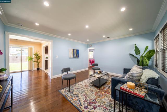 2421 Lincoln Ave, Richmond CA: https://media.crmls.org/mediaz/2fcaed80-e090-491e-8914-77d94957c870.jpg