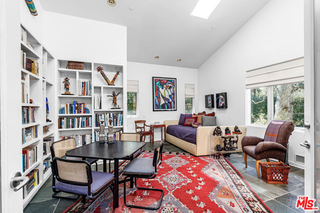 222 Avondale Avenue, Los Angeles CA: https://media.crmls.org/mediaz/2fcaee6d-6198-476f-b5d0-535e114cc8c5.jpg