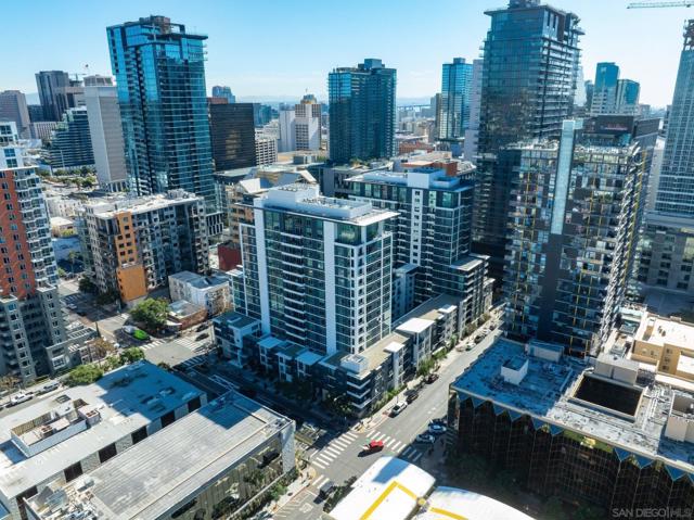 425 W Beech St, San Diego CA: https://media.crmls.org/mediaz/2fcb30db-b21c-4c7c-ba74-a91d5fcec0d0.jpg