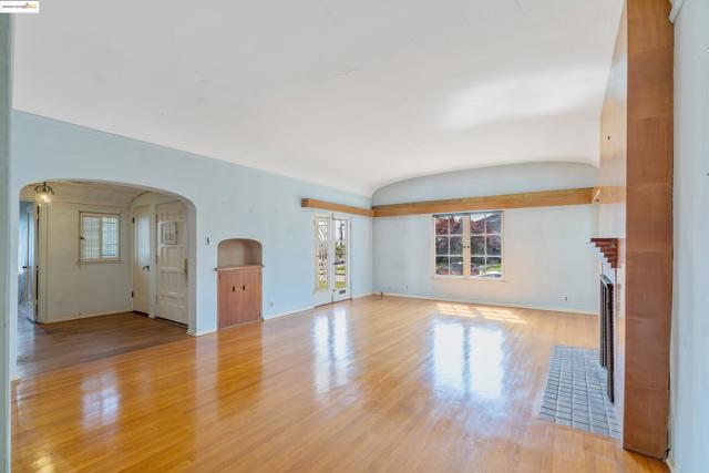 1136 S Ridgeley, Los Angeles CA: https://media.crmls.org/mediaz/2fcb5e36-907f-4589-97c2-a2b56702c39e.jpg