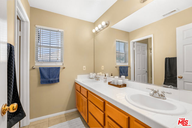 28804 Sugar Bliss Place, Santa Clarita CA: https://media.crmls.org/mediaz/2fcb7632-33de-4191-8f12-ec3c62ddc8a7.jpg