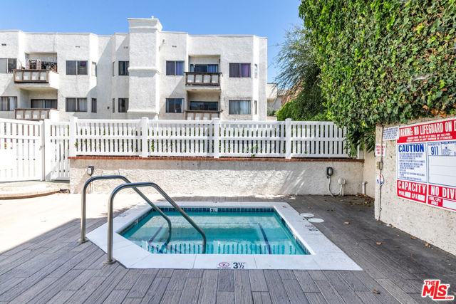 17914 Magnolia Boulevard, Encino CA: https://media.crmls.org/mediaz/2fcc8254-88c8-42ba-85e0-147515bc3ceb.jpg