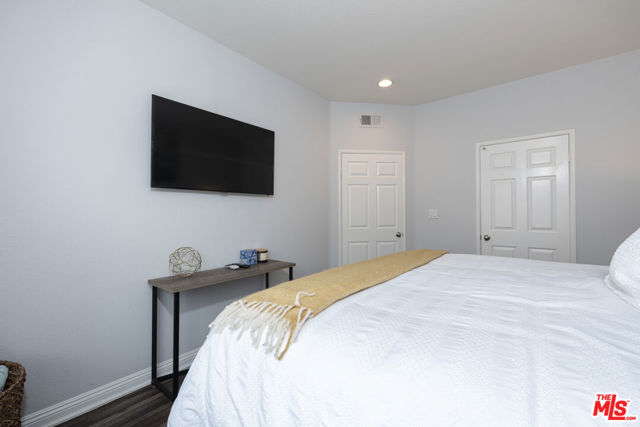 14919 Dickens Street, Sherman Oaks CA: https://media.crmls.org/mediaz/2fccafec-d052-4b05-b8bf-d32018d22e50.jpg