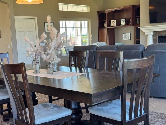 525 Heatherwood Estates Drive, Hollister CA: https://media.crmls.org/mediaz/2fcddc80-49e1-4386-8589-9b4e79adf3e9.jpg