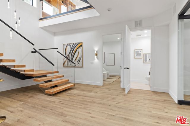 4535 Haskell Avenue, Encino CA: https://media.crmls.org/mediaz/2fcdff21-a74c-428a-b392-6d713a955cfa.jpg