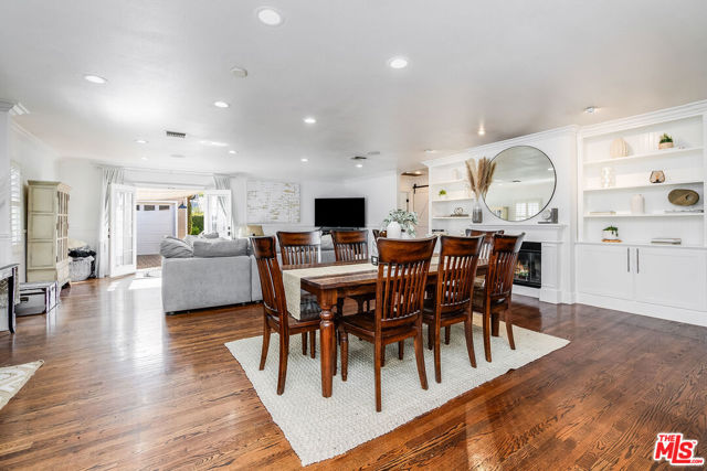 5711 Colbath Avenue, Valley Glen CA: https://media.crmls.org/mediaz/2fcfd308-c095-4d64-9fda-d58135886e88.jpg